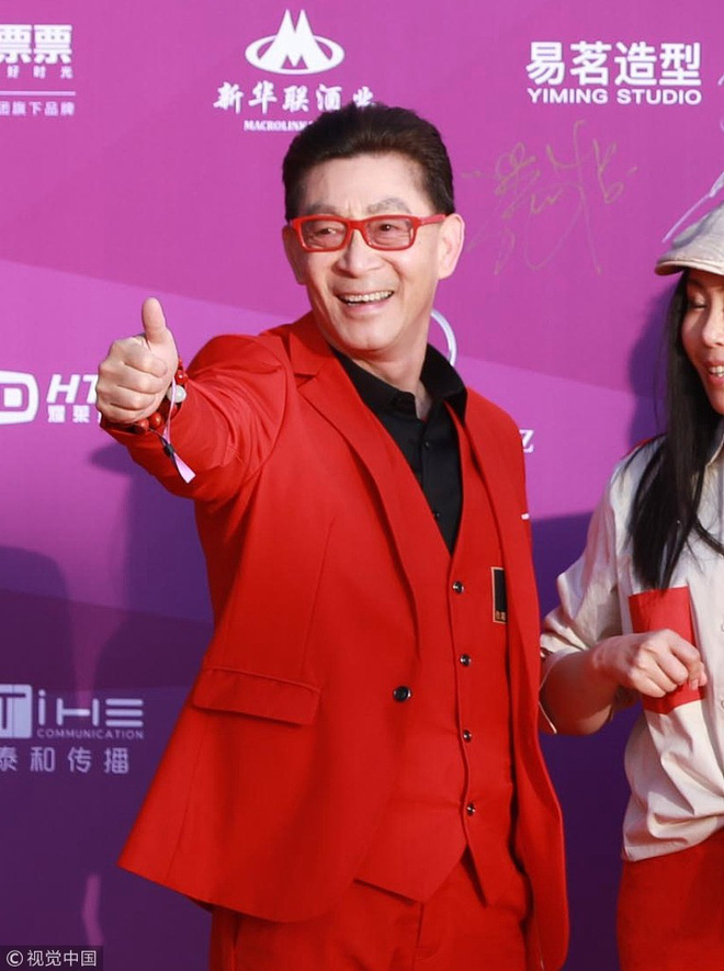 Táo bạo với áo khoét sâu khoe vòng 1 căng đầy, gái hư Thư Kỳ khiến loạt mỹ nhân phải lép vế trên thảm đỏ LHP Bắc Kinh